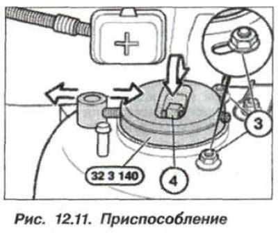 Через отверстие в колесной нише на гайку (2)…