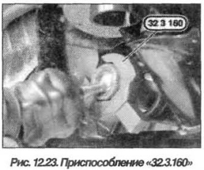 Ввести зубчатую рейку внутрь рулевого механизма…