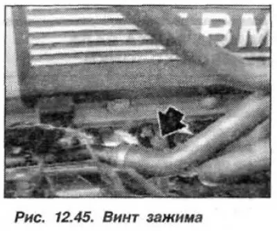 Вывернуть верхний винт зажима (1, рис. 12.45) и…