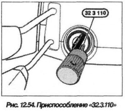 Вставить приспособление «32.3.110» в отверстие…