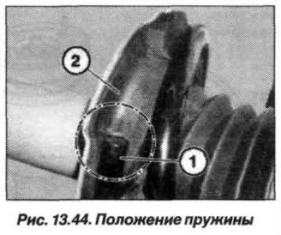 Установку амортизационной стойки следует…