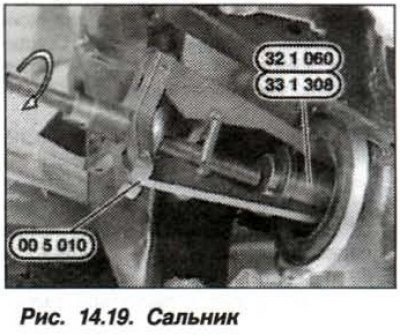 Смазать посадочную поверхность под сальник на…