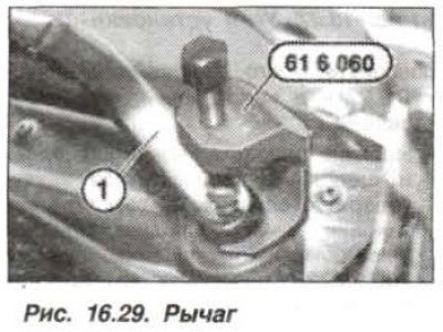 Используя приспособление «61.6.060» (1, рис.…