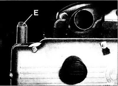 Вывернуть запорный болт -Е-.