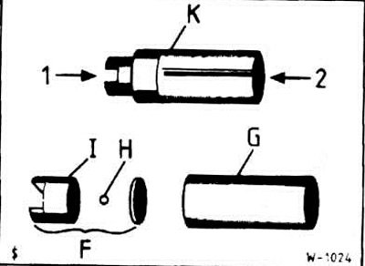 Потрясти поршень -К- проверяя при этом свободное перемещение шарика -Н-.