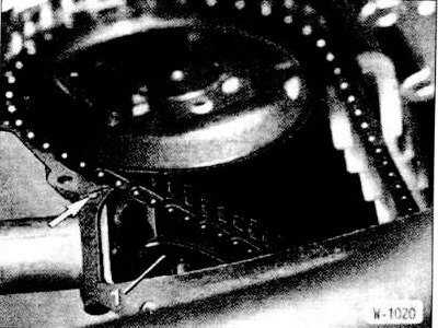 Перемещать натяжную планку -1- в обе стороны до выхода масла через запорный болт до появления…