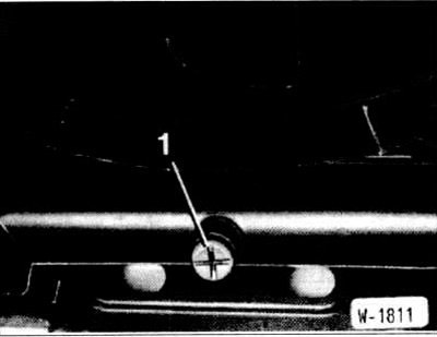 Предупреждение! При разогретом двигателе крышку открывать осторожно. Опасность травмы! При…