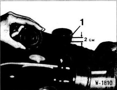 Четырехцилиндровый двигатель выпуска до августа 1988 г.: залить охлаждающую жидкость до уровня на 2…