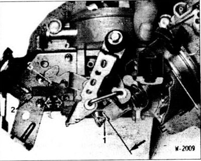 Вывернуть упорный винт -1- толкателя из рычага дроссельной заслонки и заменить на новый винт.