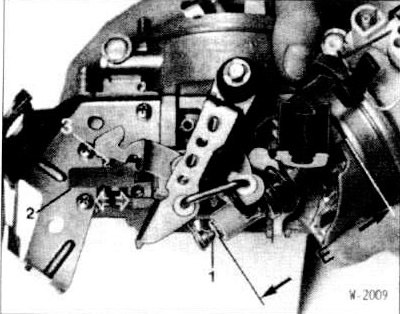 Ввернуть упорный винт -1- толкателя настолько, чтобы приспособление BMW 131110 могло перемещаться…