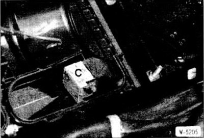 Снять сопротивление -С- вентилятора отопителя.