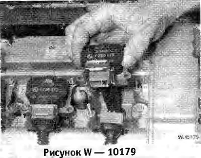 Отвернуть катушки зажигания и снять с головки…