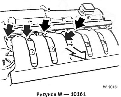 Отвернуть впускной коллектор от головки цилиндров.