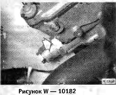 Отвернуть с головки цилиндров натяжное устройство.