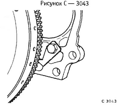 Во избежание проворачивания маховика при отворачивании болтов заблокировать маховик специальным…