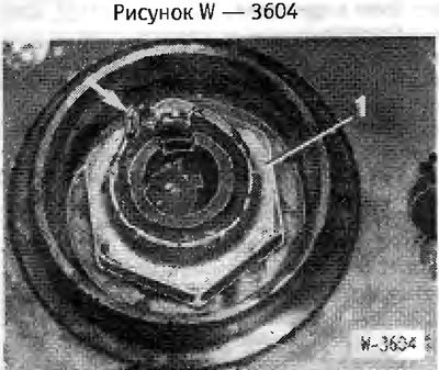 Выпрямить крейцмейселем контровку -стрелка- гайки ступицы -1-.