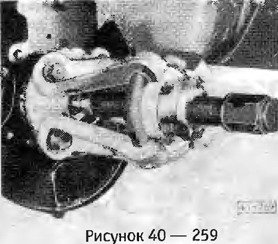 Выпрессовать соответствующим съемником ступицу колеса вместе с колесными подшипниками.