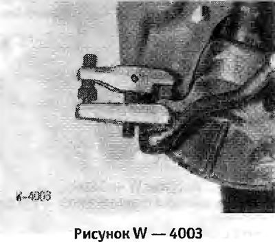 Выпрессовать шарнир рулевого наконечника соответствующим съемником.