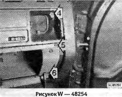 Отвернуть слева и справа крепежную скобу замка…