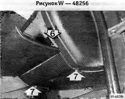 Отвернуть 4 винта -6/7- перчаточного ящика.