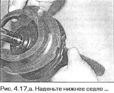 17. Наденьте на стойку нижнее седло пружины, затем буфер и чехол (рис. 4.17, а, б).