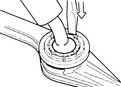 8. Вдавите сверху вкладыш отверткой в держатель так, чтобы лапки отчетливо зафиксировались.