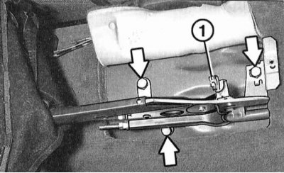 2. Полностью отверните контргайки и регулировочные гайки тросов стояночного тормоза.