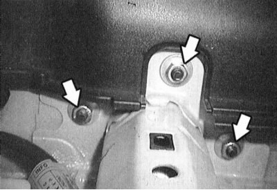5. Отверните три гайки крепления бампера слева и справа ключом на 13 мм. Предварительно снимите…