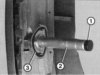 9. Если необходимо, наденьте на амортизатор -2- пластмассовую крышку -1- и уплотнение -3-. Крышка…