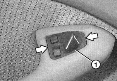3. Снимите наверх с помощью двух небольших отверток выключатель зеркала -1-. При этом отвертки…