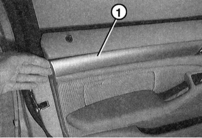 4. Снимите пальцами козырек -1- с двери с задней торцевой стороны. При этом снимать начинайте с…