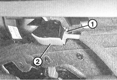 9. Отсоедините трос внутреннего привода двери. Для этого откройте рычаг внутреннего привода двери.…