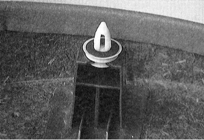 12. Проверьте зажимы облицовки двери, при необходимости замените.