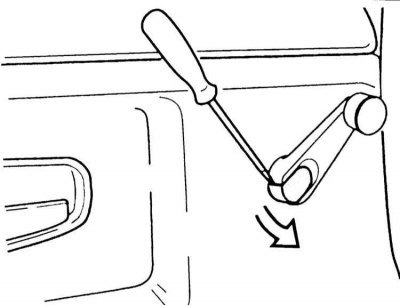 30. Снимите рукоятку стеклоподъемника. Для этого:
