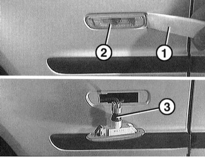 25. Сдвиньте с помощью пластмассового клина -1- или пальцами боковой указатель -2- вперед в…