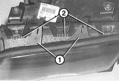 3. Отсоедините уплотнительную рамку -1- по окружности снаружи внутрь, начиная с указателя поворота…