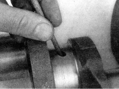 1. Скребком, напильником или абразивным камнем удалите из смазочных отверстий коленчатого вала все…