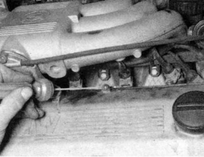 7. На работающем двигателе прикоснитесь по очереди к каждому инжектору отверткой или стетоскопом и…