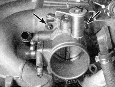 8. Отверните гайки (вверху) и болты (внизу)…