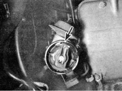 7. Отметьте положение бегунка по отношению к корпусу распределителя зажигания (показан стрелкой).…