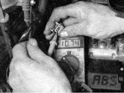 3. Если клапан не издает щелчок, отсоедините от клапана разъем и контрольной лампой или вольтметром…