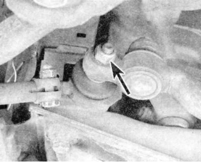 2. Чтобы снять наружные рулевые тяги, отсоедините наконечники рулевых тяг от поворотных рычагов…