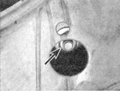 5. Чтобы снять маятниковый рычаг, сначала снимите небольшую крышку, прикрепленную болтами к верхней…