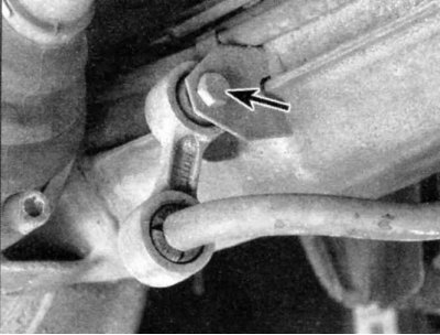 3. Отсоедините штангу от ее звеньев на обоих концах и снимите штангу. Болт, соединяющий звено…