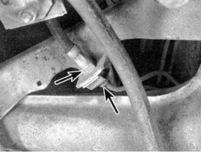 3. Отсоедините задний тормозной шланг (левая стрелка) от металлической тормозной линии (правая…
