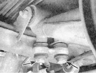 8. На моделях начиная с 1983 года выпуска отдайте один из болтов крепления продольного рычага к…