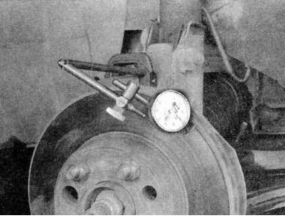 5. Чтобы измерить биение диска, установите циферблатный индикатор в точку, расположенную примерно в…