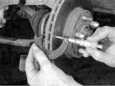 7. Очень важно проследить, чтобы после проточки толщина диска не стала меньше предельного значения,…