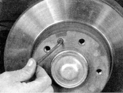 1. Отдайте винт крепления диска...