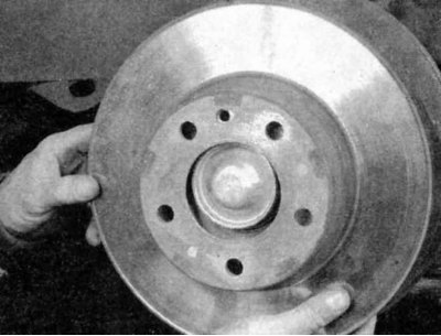 ...и снимите диск со ступицы.